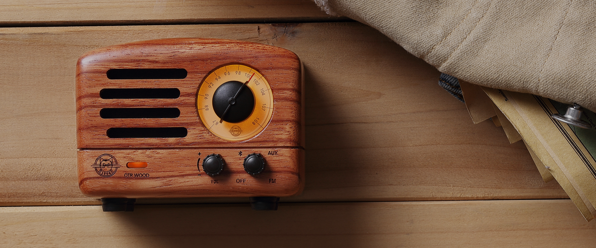 retro wooden bluetooth speaker